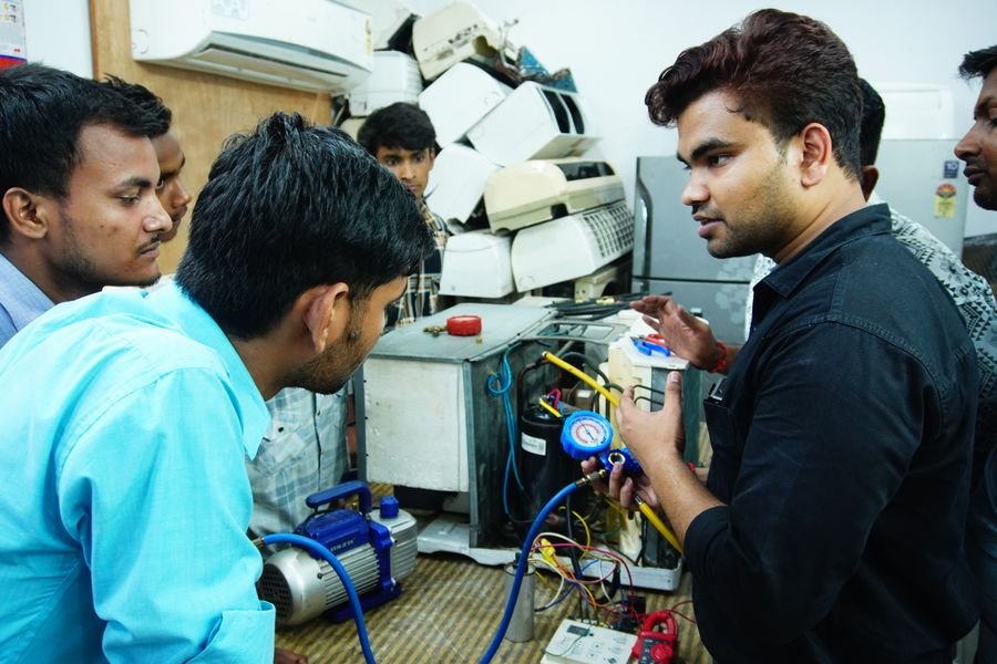Technicians learning air conditioner repair in Delhi
